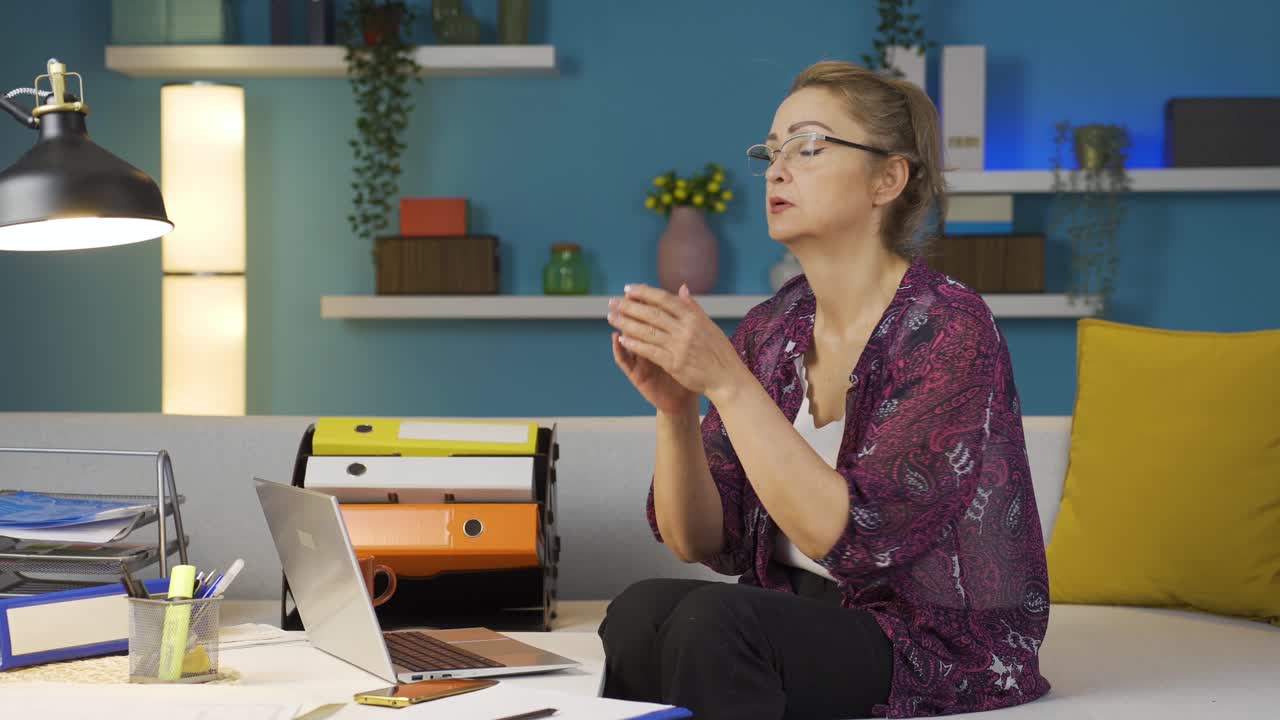 la mujer que trabaja en una oficina en casa no quiere trabajar.