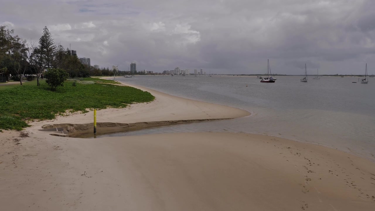 Laaja näkymä veneistä ja rannasta Gold Coast Broadwaterilla pilvisenä, sateisena päivänä, Queenslandissa, Australiassa.