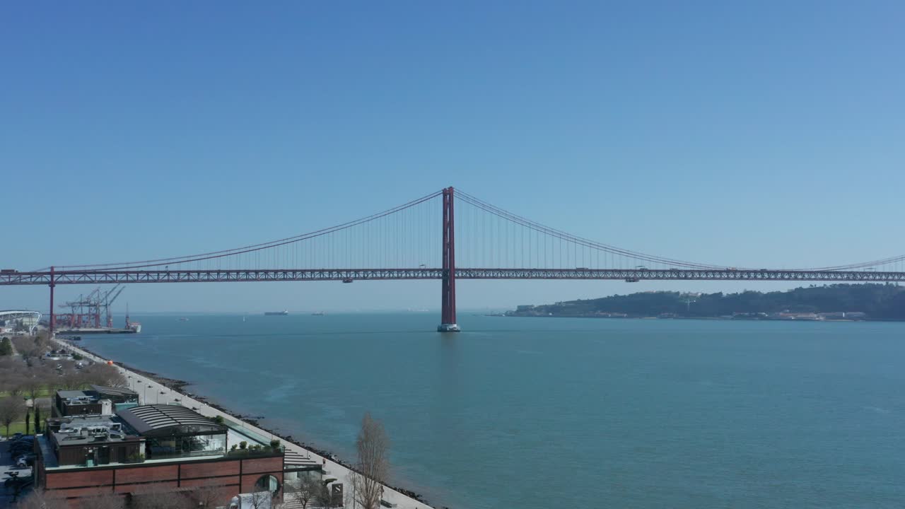 drone aéreo disparado sobre el río tajo con el puente 25 de abril en el fondo en lisboa, portugal