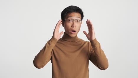 카메라 앞에서 겁에 질린 아시아인.