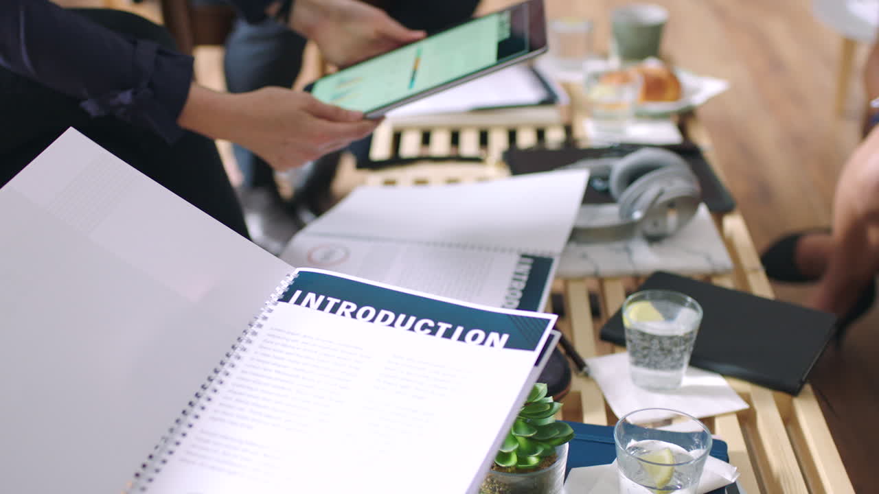 기업, 보고서 및 카페에서 사람들과 점심