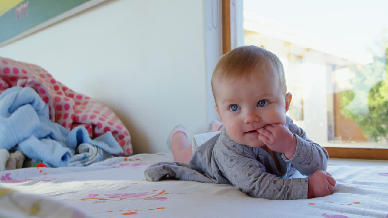 niño pequeño acostado en el sofá 4k