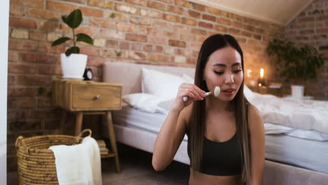 mujer en el dormitorio