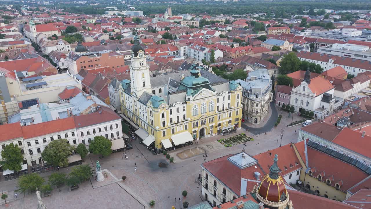 Věž radnice v Pětikostelí s náměstím Széchenyi pod ní, která ukazuje srdce města