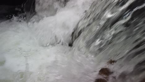 corriente de agua clara que fluye del río