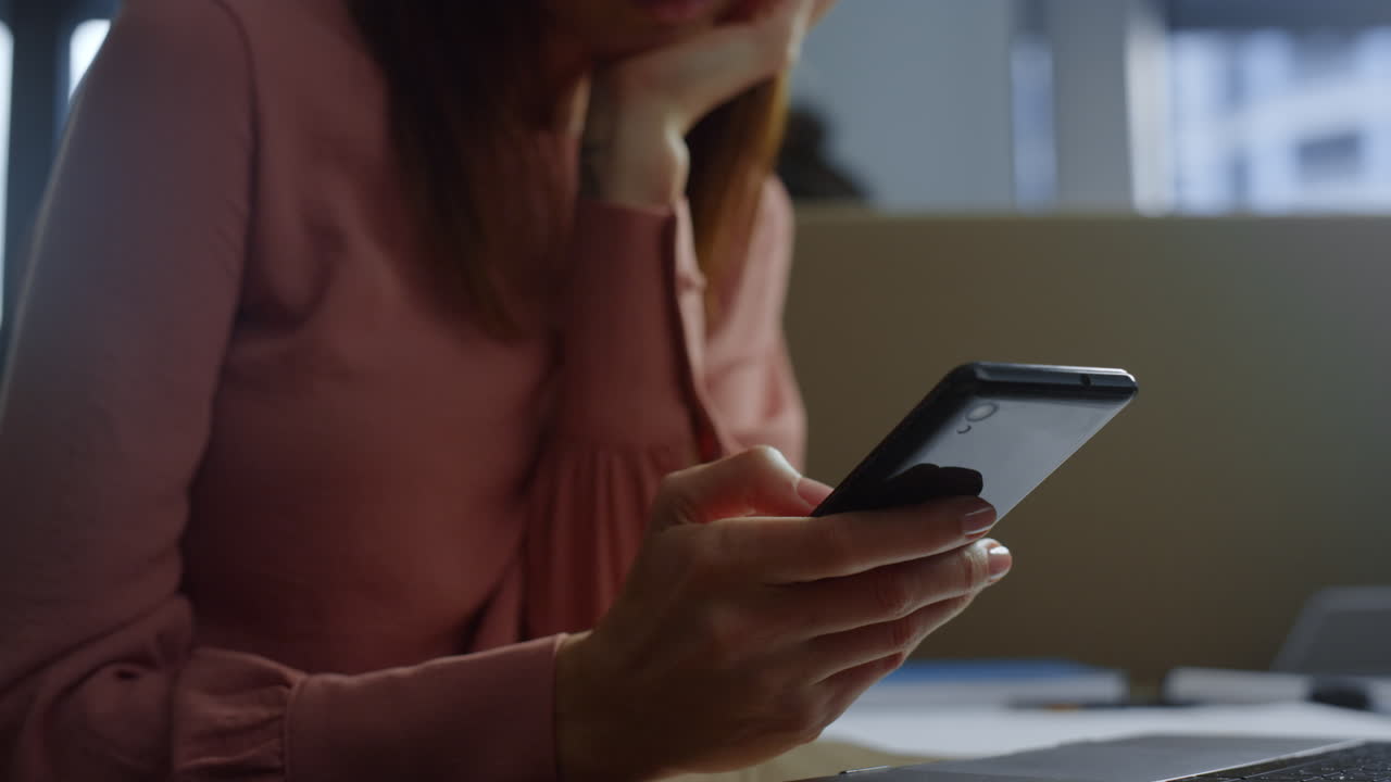 manos de mujer de negocios enviando mensajes de texto en el teléfono celular. mujer navegando por internet en el teléfono inteligente