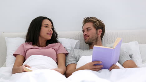 una pareja hablando de los libros que están leyendo