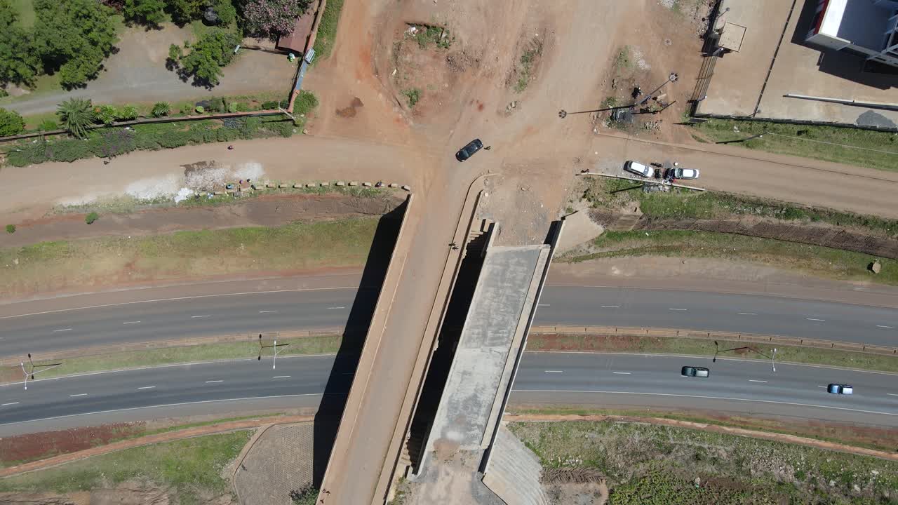 vista aérea sobre un puente de carretera, con vehículos que pasan a toda velocidad, en nairobi, kenia
