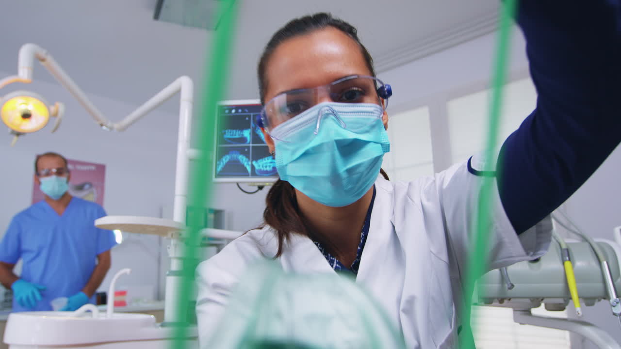 POV del paziente: stomatologo che applica una maschera d'ossigeno prima di un intervento dentale.