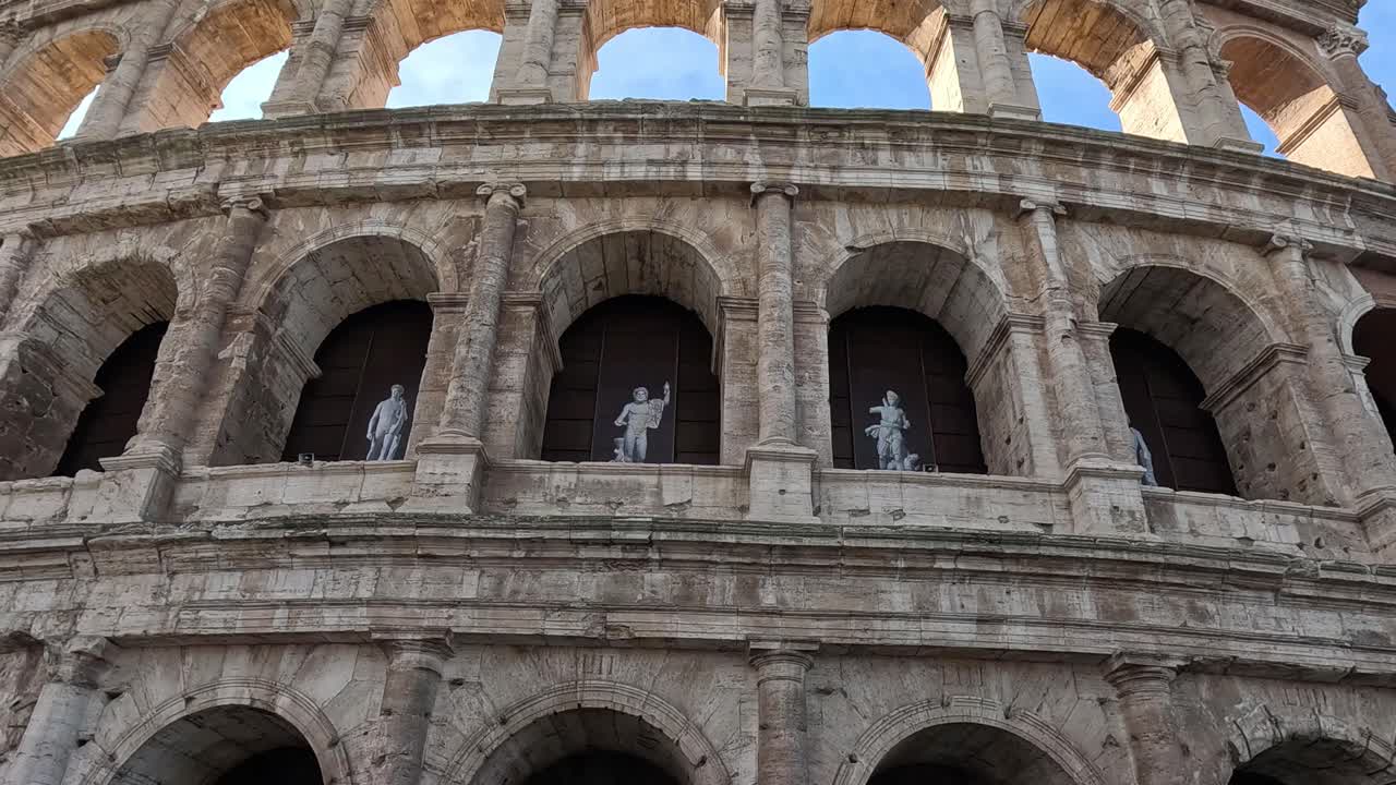 시간이 지남에 따라 콜로세움을 보여주는 일련의 프레임