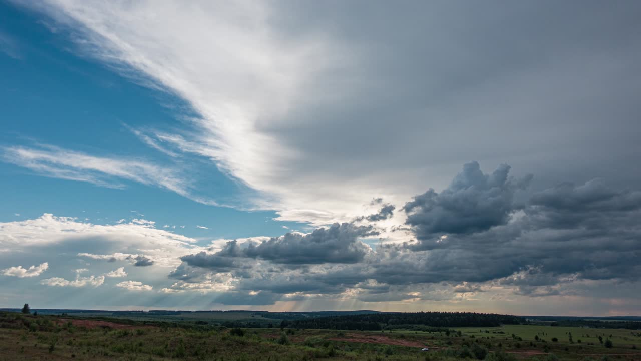 close-up 4k time lapse video de grandes nubes blancas en un cielo azul soleado. verano azul cielo nublado time lapse. efecto de volar un avión a través de las nubes, bucle de video