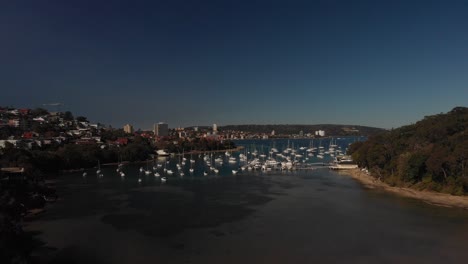 Vistas-Aéreas-De-Despegue-Capturan-La-Bahía-De-Balgowlah-Con-Barcos,-Yates,-Playas-Y-Edificios