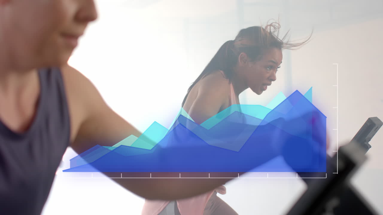 animación de procesamiento de datos en gráfico azul sobre diversas mujeres entrenamiento cruzado en elípticas en el gimnasio
