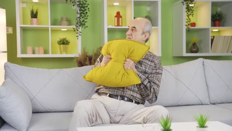 el viejo tímido tiene miedo, siente ansiedad.