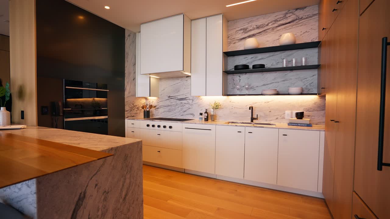 Inquadratura ravvicinata di una cucina moderna e ben illuminata, con finiture in legno chiaro e candidi mobili bianchi