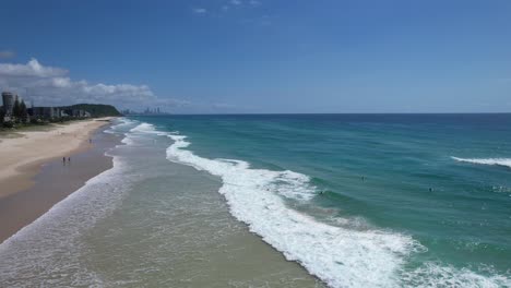 olas que llegan a la costa de la playa en palm beach, gold coast, australia