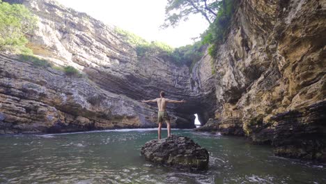 joven en la playa.
