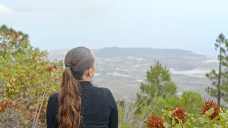 Chica-Con-Pelo-Largo-Mirando-El-Panorama-De-Tenerife,-Vista-Espectacular