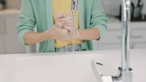Händewaschen,-Frau-Reinigt