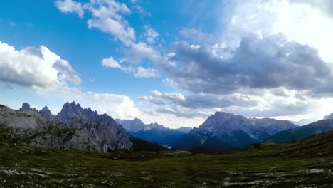 Timelapse-Parque-Natural-Nacional-Tre-Cime-En-Los-Alpes-Dolomitas.-Hermosa-Naturaleza-De-Italia.