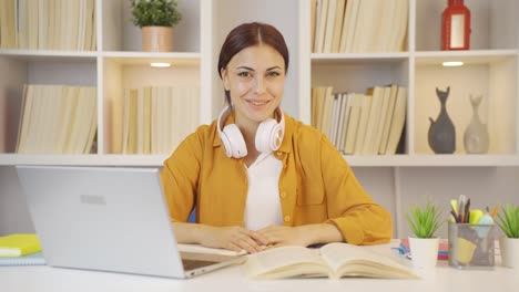 Estudiante-Saludando-A-La-Cámara.