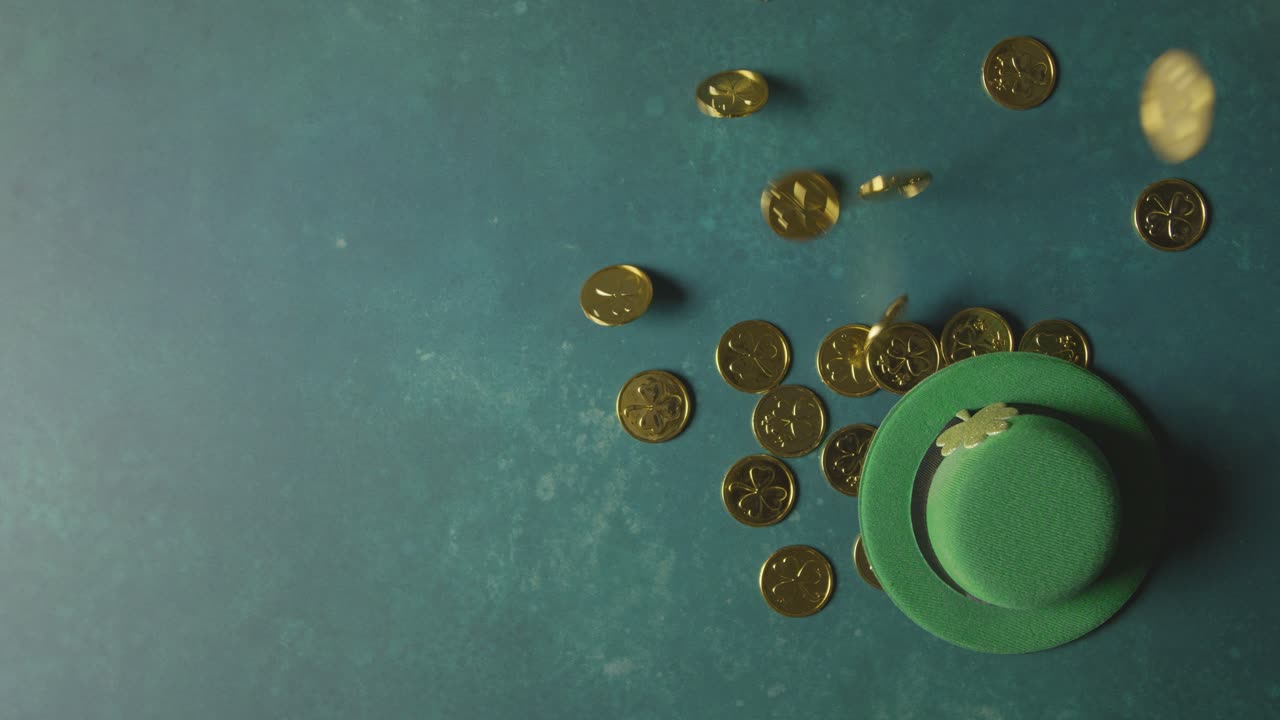 foto de estudio superior de sombrero de copa de duende verde y montones de monedas de oro para celebrar el día de san patricio 3