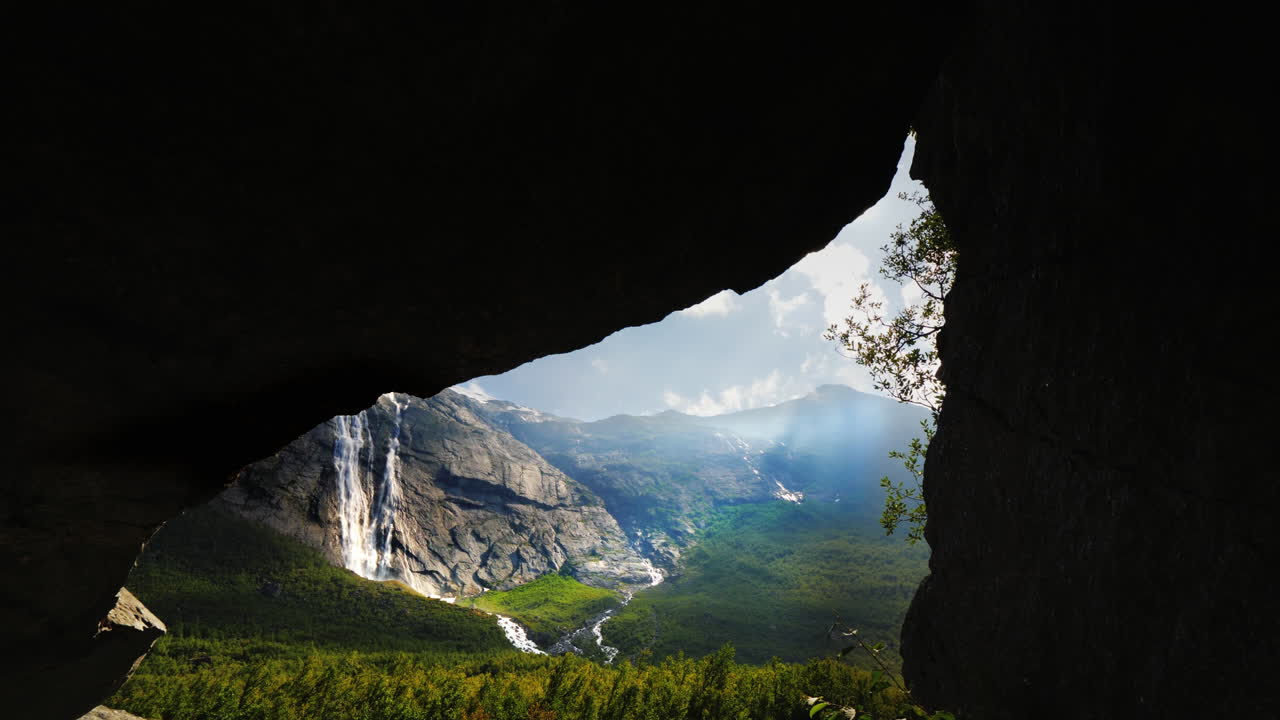 increíble valle rodeado de montañas y cascadas cerca del glaciar briksdal no hay gente en el fra