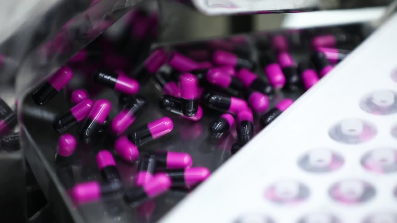 Automatic Capsule Filling Machine. Capsule medicines production video. Automatic blister packing machine for capsule.