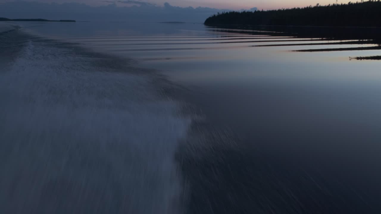 катание на лодке поздним летним вечером с камерой на уровне воды