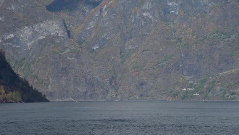 Vista-De-Cerca-De-Las-Profundas-Aguas-Azules-De-Sognefjord-En-Noruega