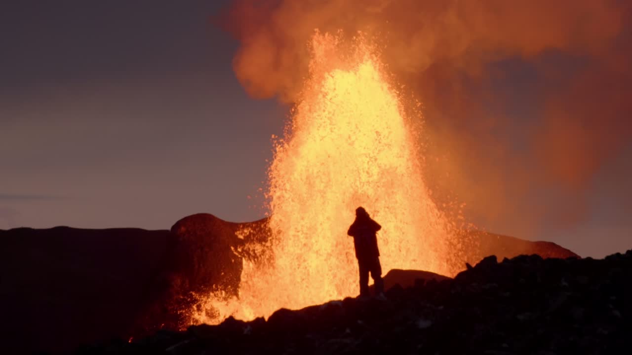 fotógrafo silueta de energía erupción volcánica de islandia 2021