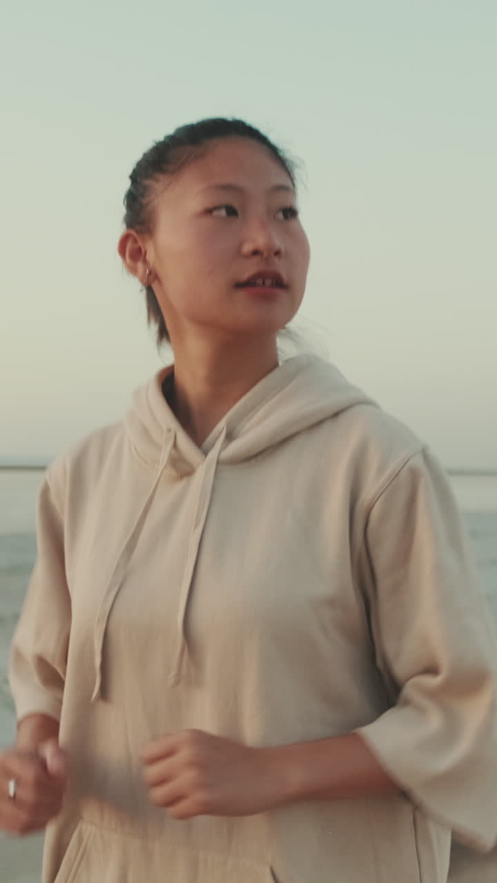 해변에서 달리는 여자