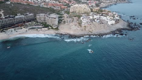 vista aérea de la hermosa costa de los cabos con una vista de hoteles de lujo como el hotel hyatt, la playa monument y el mar azul durante un emocionante viaje a méxico
