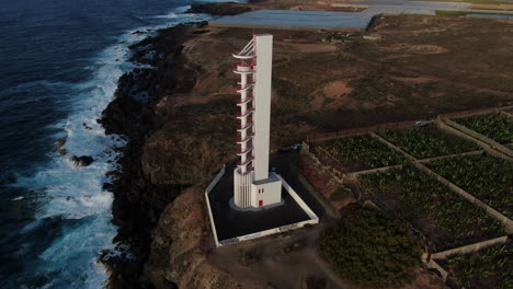 toma aérea cinematográfica en órbita del faro de buenavista, en la isla de tenerife y durante la puesta de sol