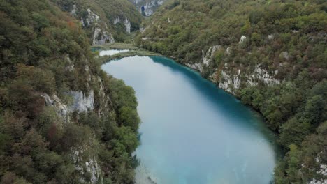 Paso-Elevado-Sobre-El-Río-En-Un-Cañón-Rocoso-Arbolado-En-Plitvice,-Croacia