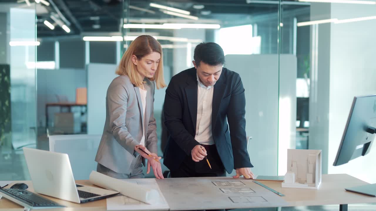 grupo de ingenieros arquitectónicos. reunión de reunión de proyecto de diseño de equipo de arquitectos trabajando con herramientas de socios en la construcción de modelos y planos.