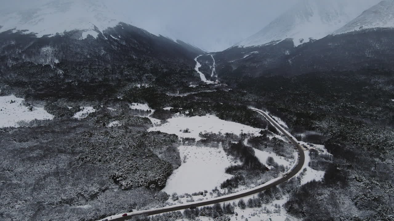 Strada in mezzo alle montagne innevate