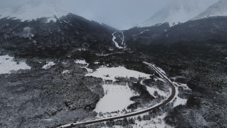 camino en medio de montañas nevadas