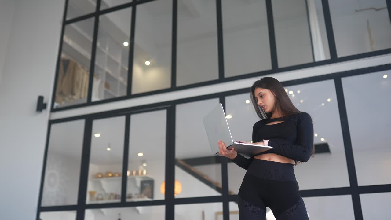mujer trabajando desde casa en un interior moderno