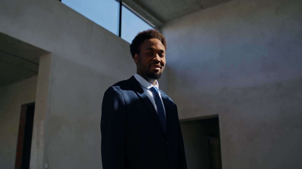 hombre de negocios en un edificio moderno