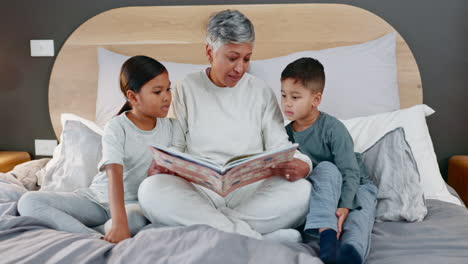 Abuela,-Niños-Y-Libro-Con-Lectura