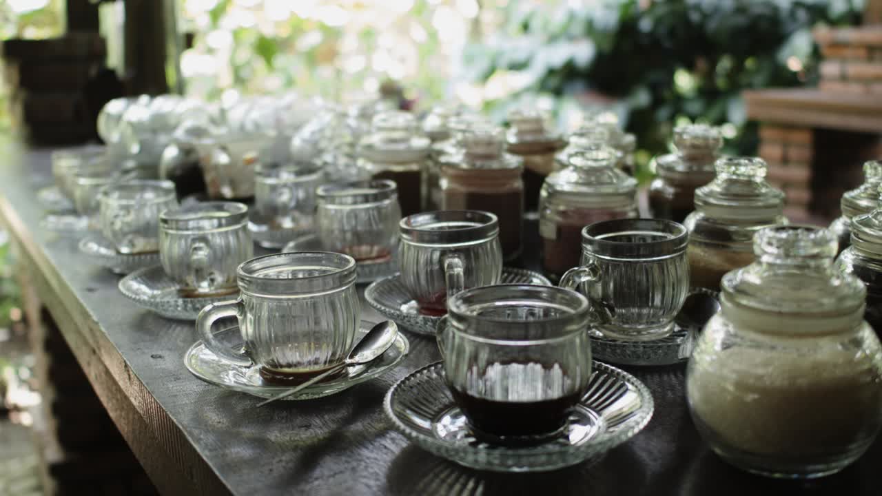 стол с различными напитками кофе и чая