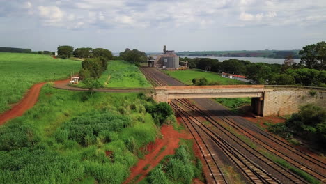 ferrocarril entrando al puerto intermodal, el grano se transporta desde el interior al puerto marítimo