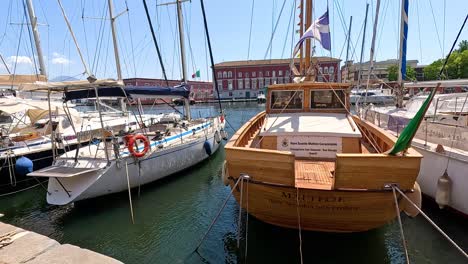 varios barcos atracados en el puerto de nápoles, italia