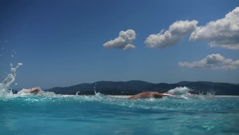 Hombre-Nadando-En-La-Piscina-Durante-El-Caluroso-Verano