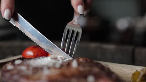 mujer comiendo carne