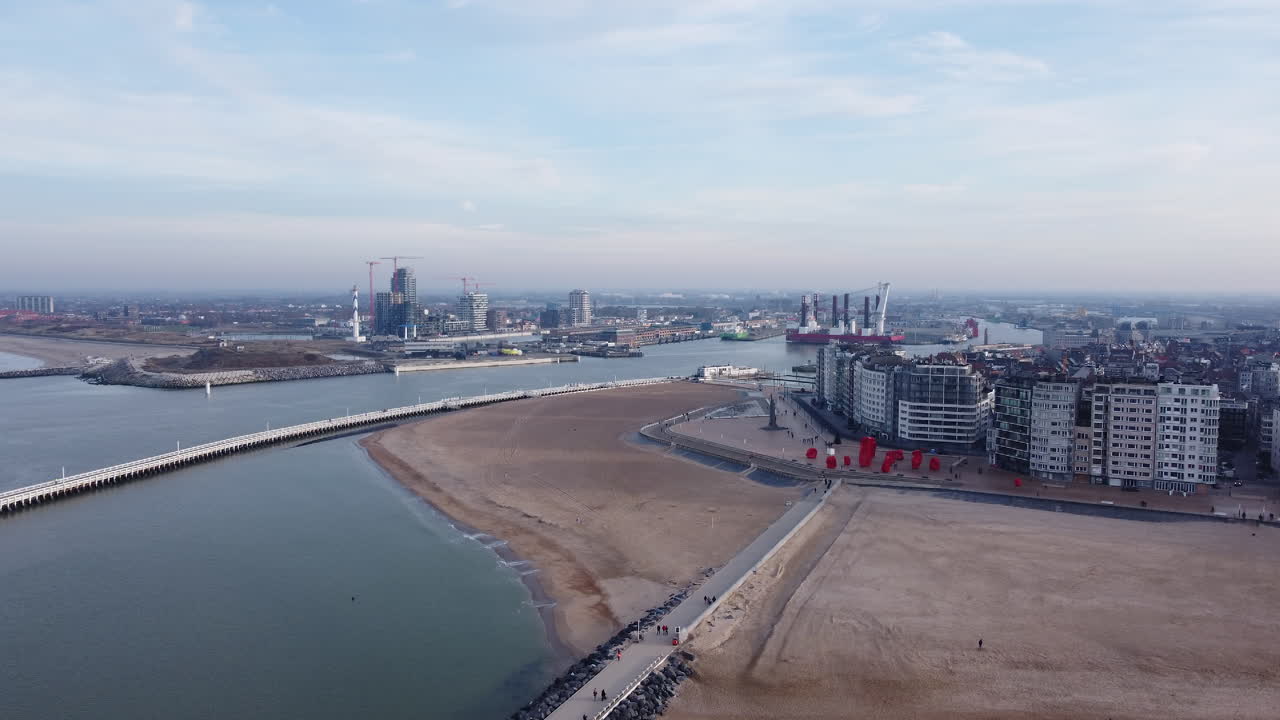 vista aérea de la playa de ostende, la ciudad costera y el canal de brujas-ostende en bélgica