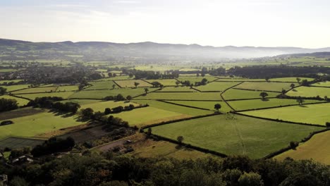 Wunderschöne-Neblige-Landschaft-Im-Norden-Von-Wales,-Ländliche-Patchwork-Landschaft,-Luftaufnahme,-Schwenk-Nach-Rechts