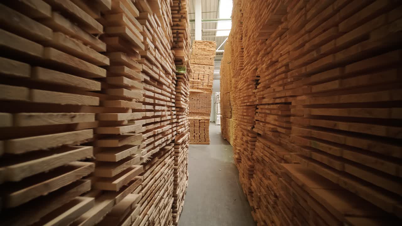 Assi di legno impilate in un grande magazzino industriale