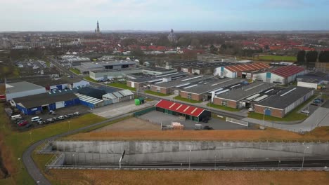 전경에 운하와 산업 지역이 있는 역사적인 도시 middelburg